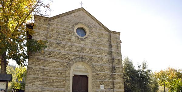 Facciata della Chiesa di Santa Maria Assunta con alberi